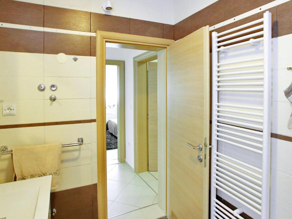 Sun-Kissed Apartment In Bibinje With Garden Pokój zdjęcie